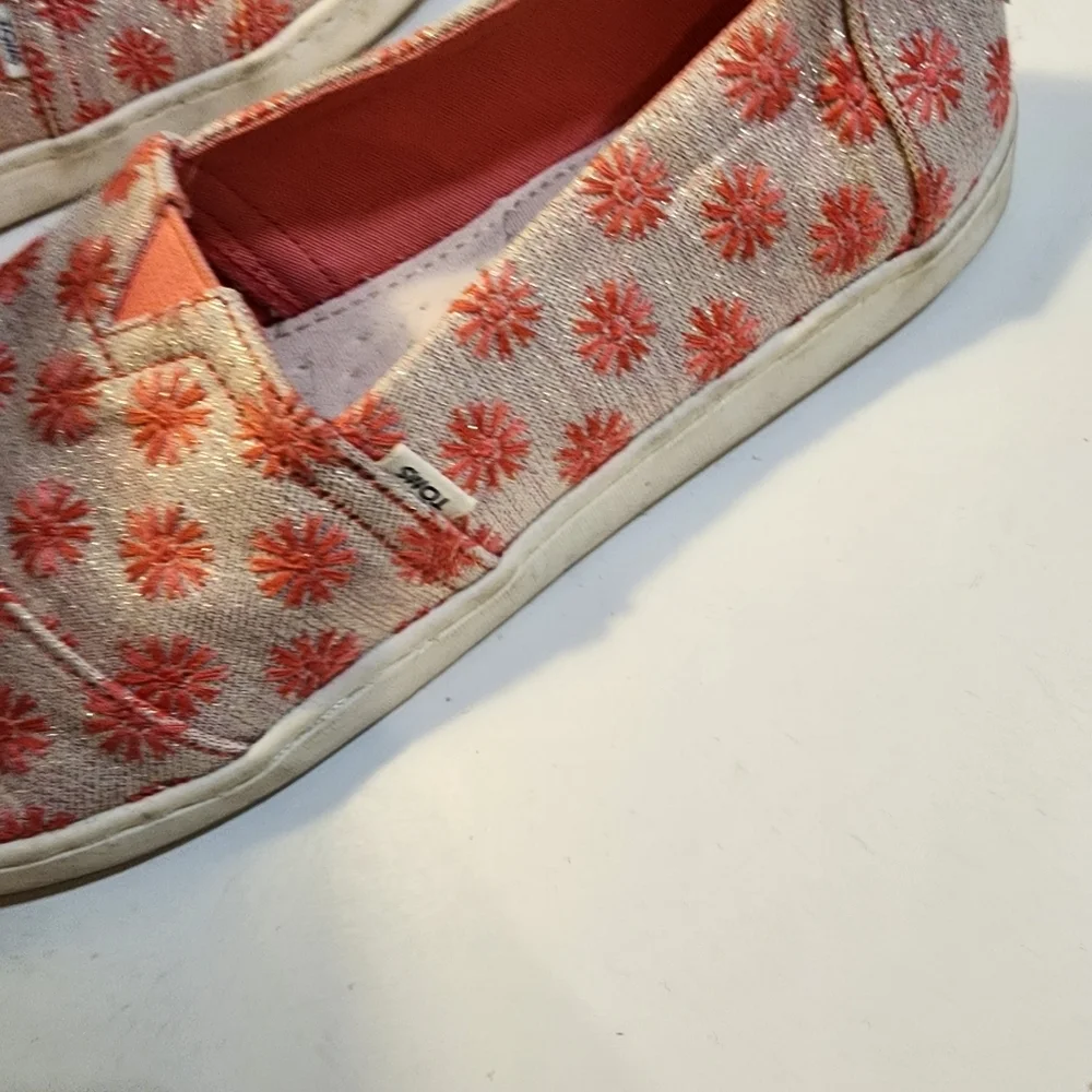 TOMS Floral Embroidered Slip-On Espadrilles Size Y6 Futs 8.5